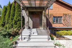 Дом 315м², 3-этажный, участок 8 сот.