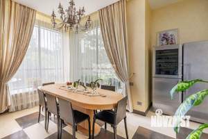 Дом 840м², 3-этажный, участок 35 сот.  