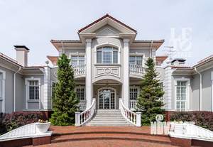 Дом 1500м², 3-этажный, участок 74 сот.  