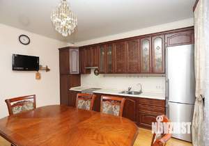 Дом 210м², 3-этажный, участок 8 сот.  