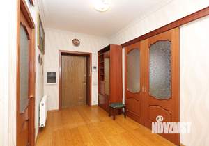 Дом 210м², 3-этажный, участок 8 сот.  