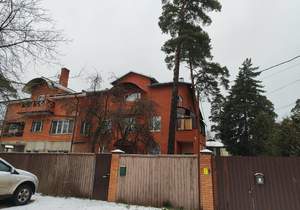 Дом 348м&sup2;, 3-этажный, участок 15 сот.  