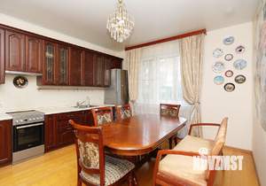 Дом 210м², 3-этажный, участок 8 сот.  